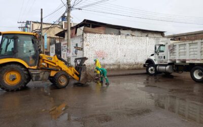 El #EquipoCoservicios, desde la dirección de aseo, viene realizando diariamente jornadas de limpieza y recolección de residuos sólidos en la Plaza de Mercado
