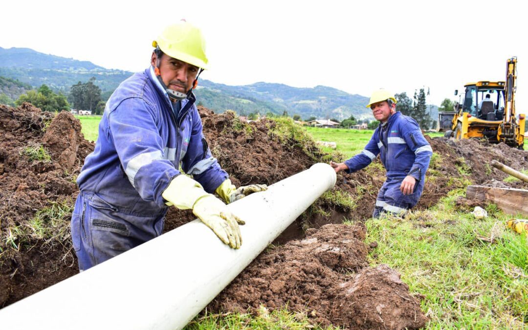 Desde nuestra Dirección de Operaciones realizamos la reparación del tubo de distribución en el sector sur de Sogamoso